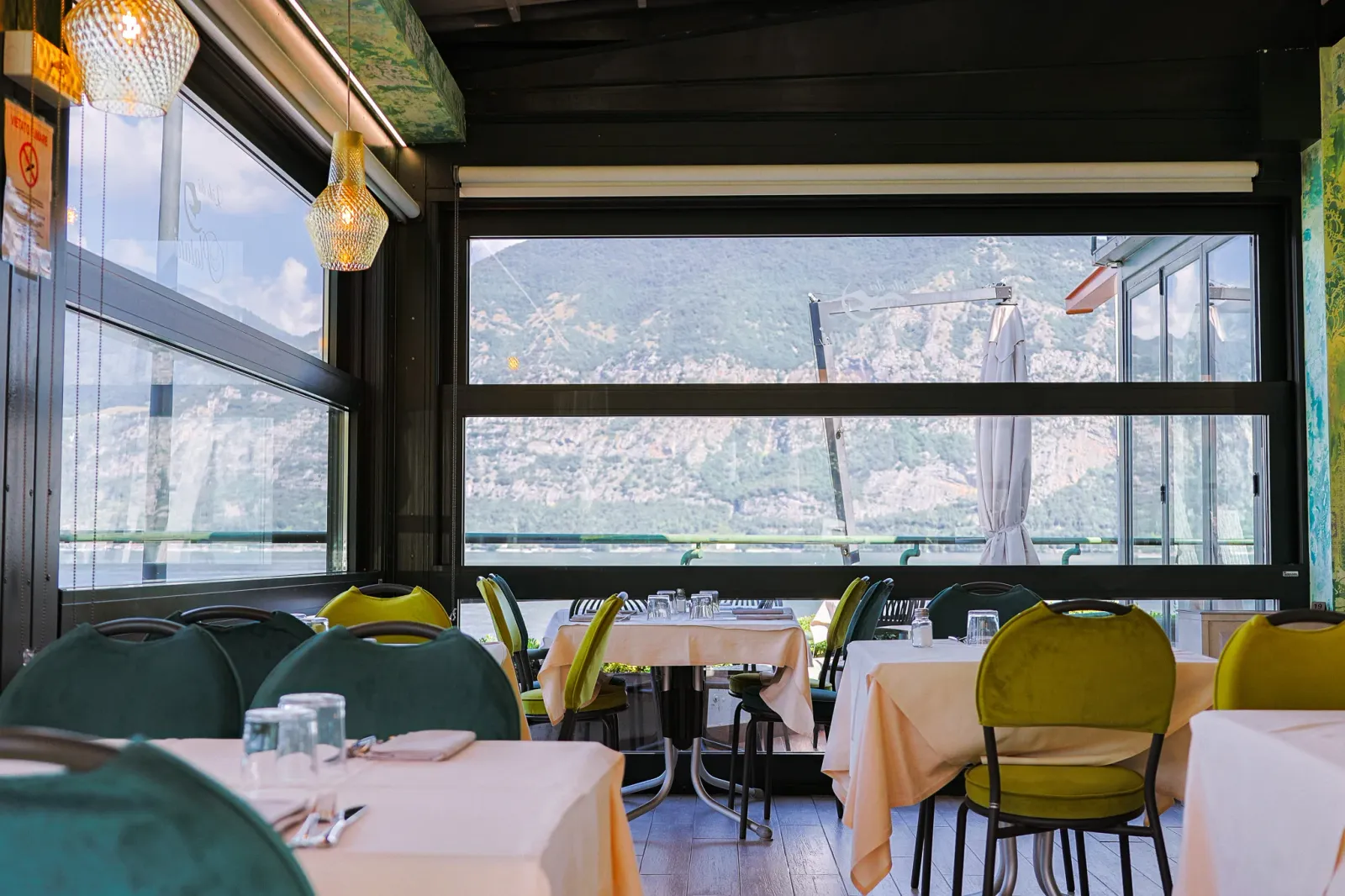 Veranda vetrata del Lido dei Platani con vista sul Lago d’Iseo