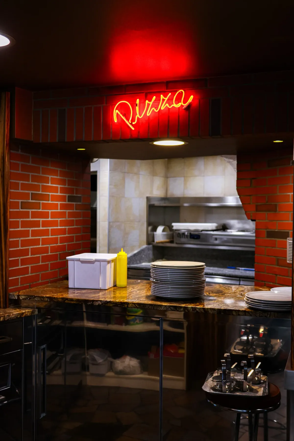 Insegna al neon della pizzeria