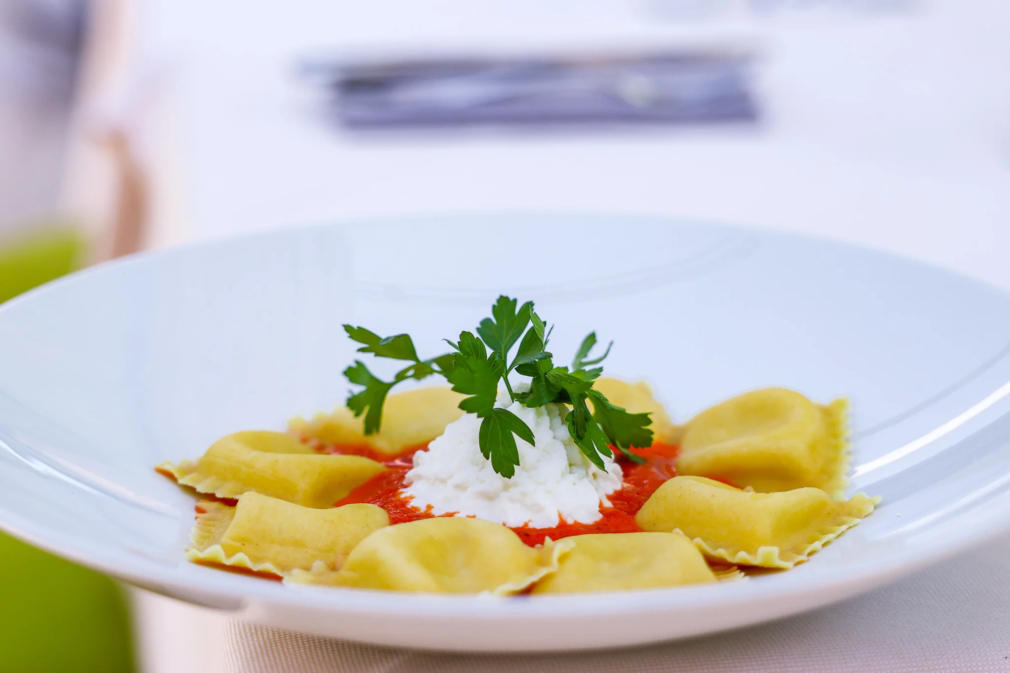 Ravioli fatti in casa serviti in sala