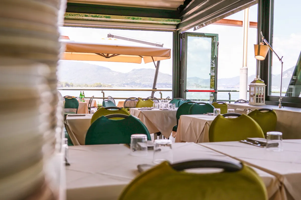 La veranda vetrata con vista sul Lago d'Iseo