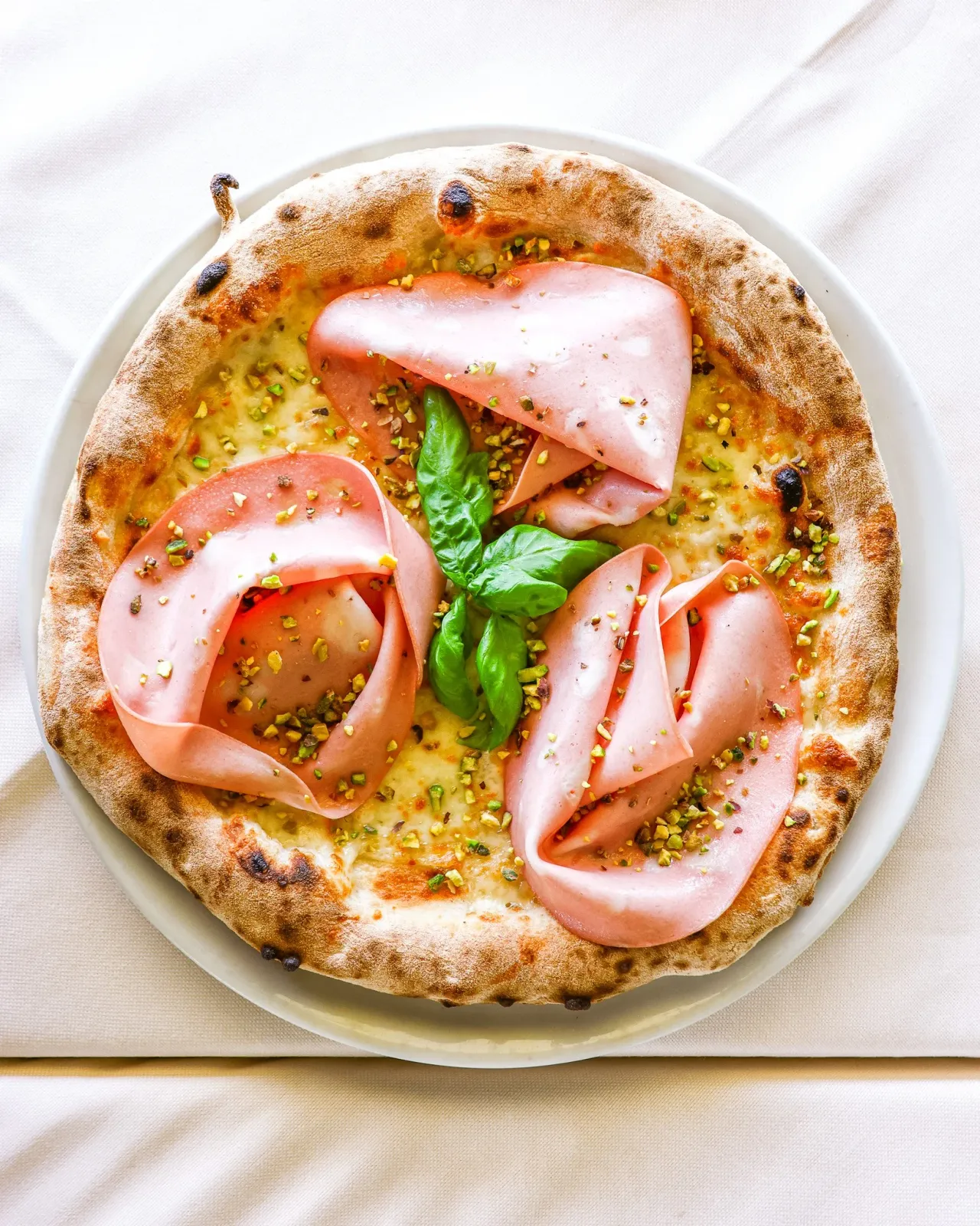 Pizza speciale con mortadella e pistacchio