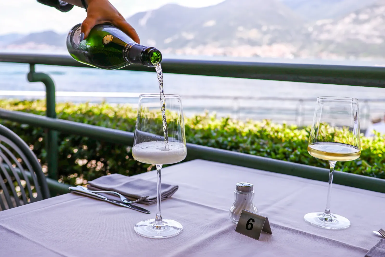 Brindisi con vino sulla terrazza sul lago