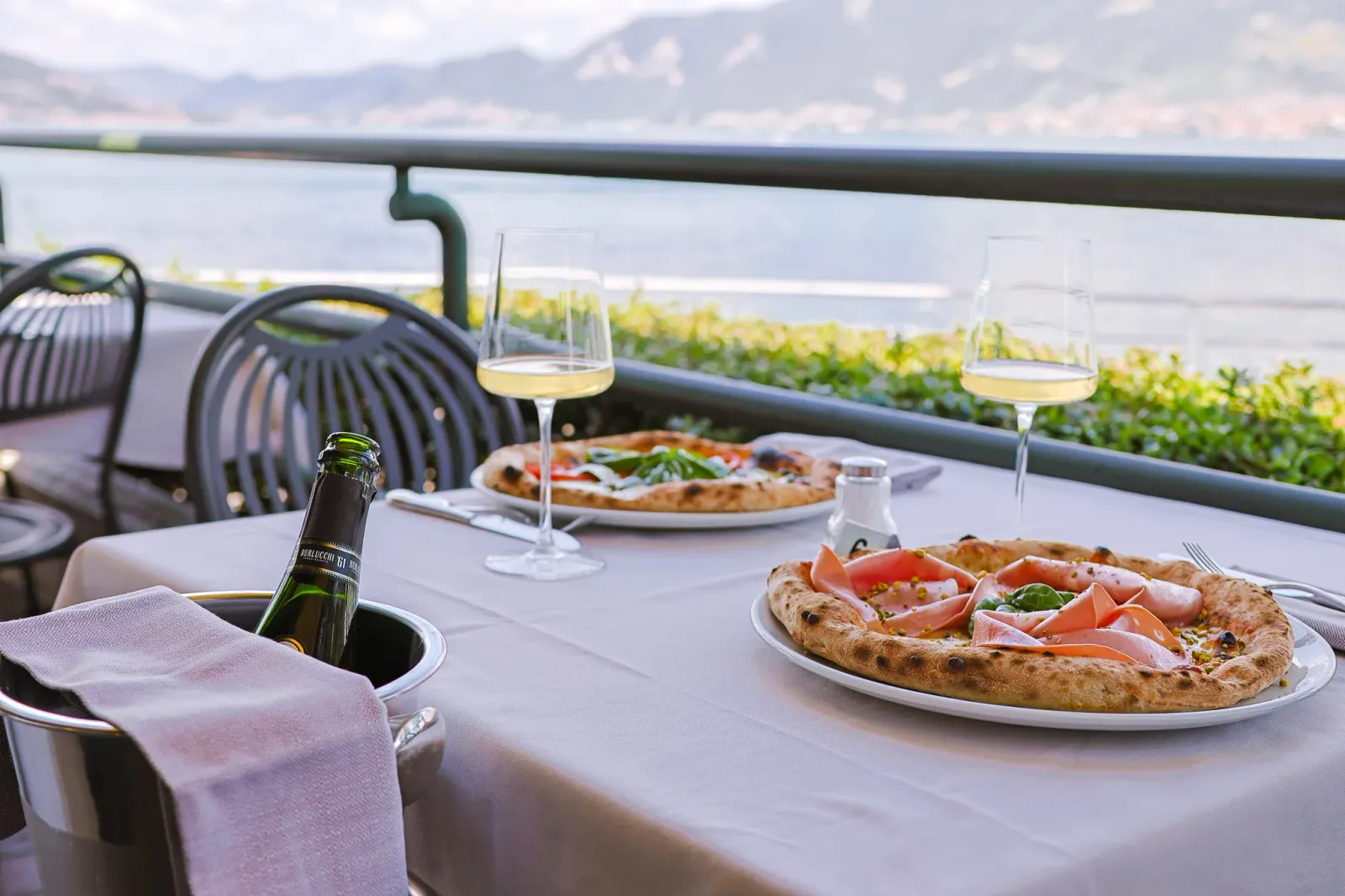 Pizza e vino sulla terrazza sul lago