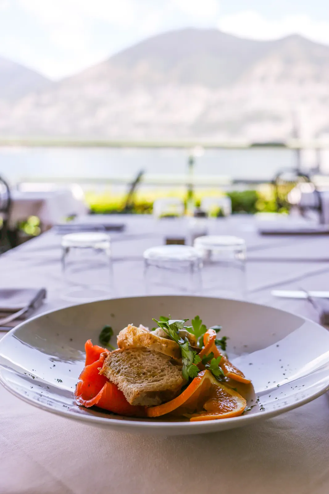 Antipasto di salmone con vista lago